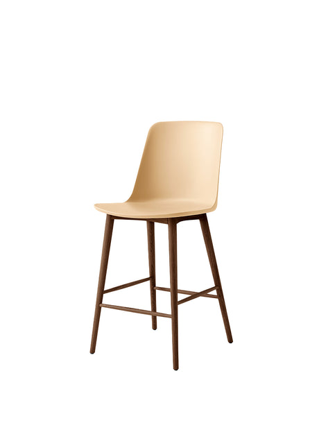 Rely HW128 Counter Chair, walnut fra &Tradition - Beige Sand - Jacobsen Plus