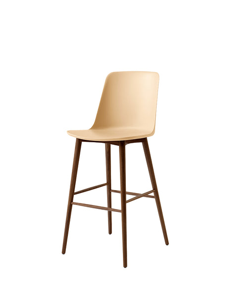 Rely HW133 Bar Chair, walnut fra &Tradition - Beige Sand - Jacobsen Plus