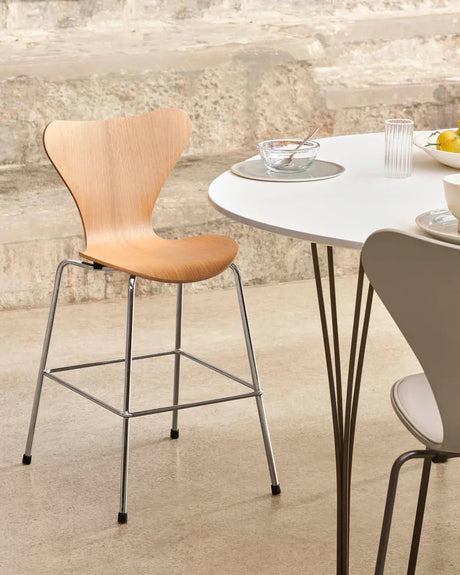 3177 Junior højstol af Arne Jacobsen - Sort ask - Jacobsen Plus