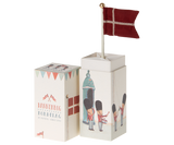 Dannebrog, Bordflag - Medium fra Maileg - 3 - Jacobsen Plus