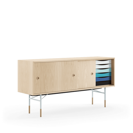 Skænk, lys blå stel af Finn Juhl - Eg klar olie/Eg klar olie - lys blå/hvid skydelåge - Jacobsen Plus