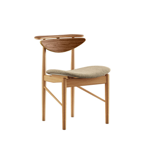 Karmstolen, eg olie/valnød af Finn Juhl - Hallingdal 227 - Jacobsen Plus