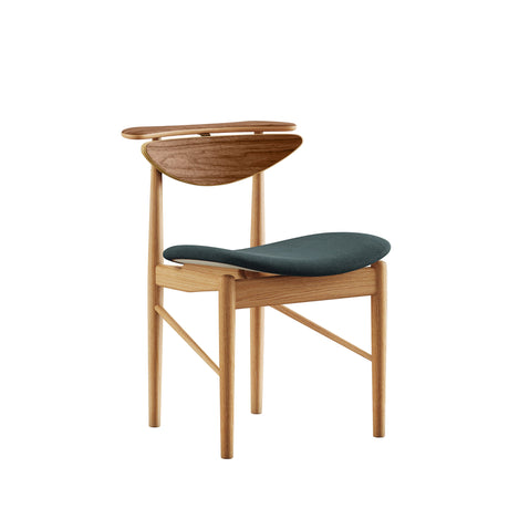 Karmstolen, eg olie/valnød af Finn Juhl - Vidar 182 - Jacobsen Plus