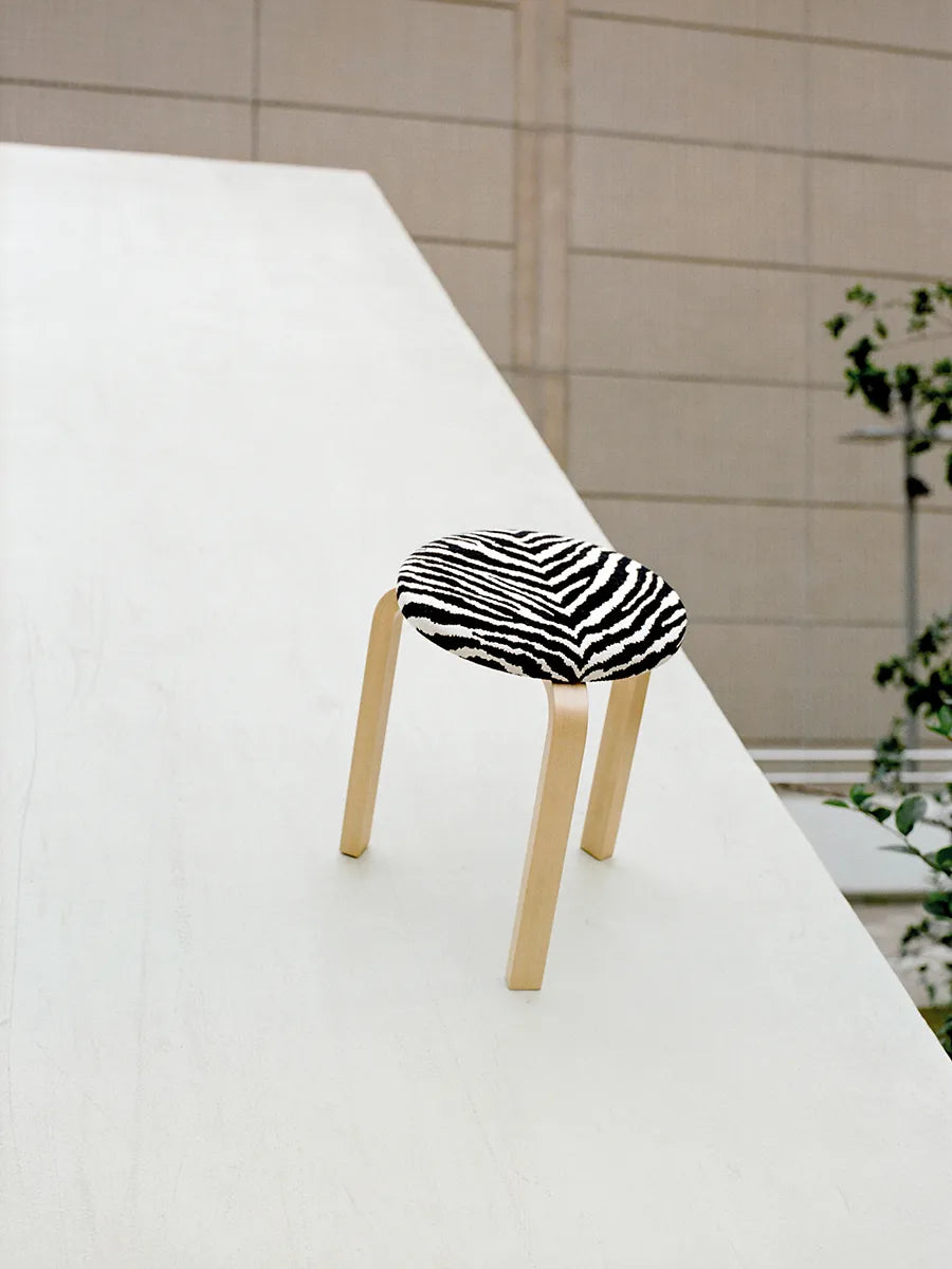 Stool 60, zebra fabric fra Artek