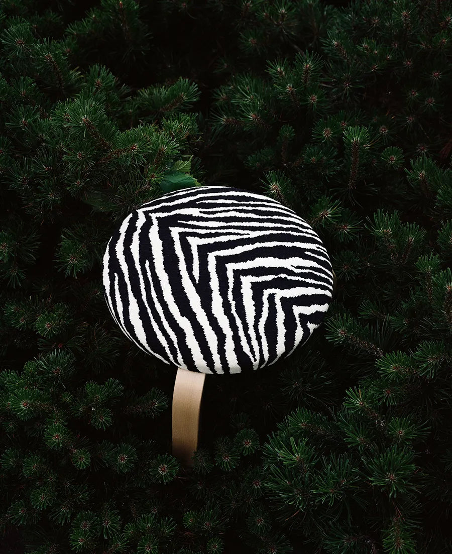 Stool 60, zebra fabric fra Artek