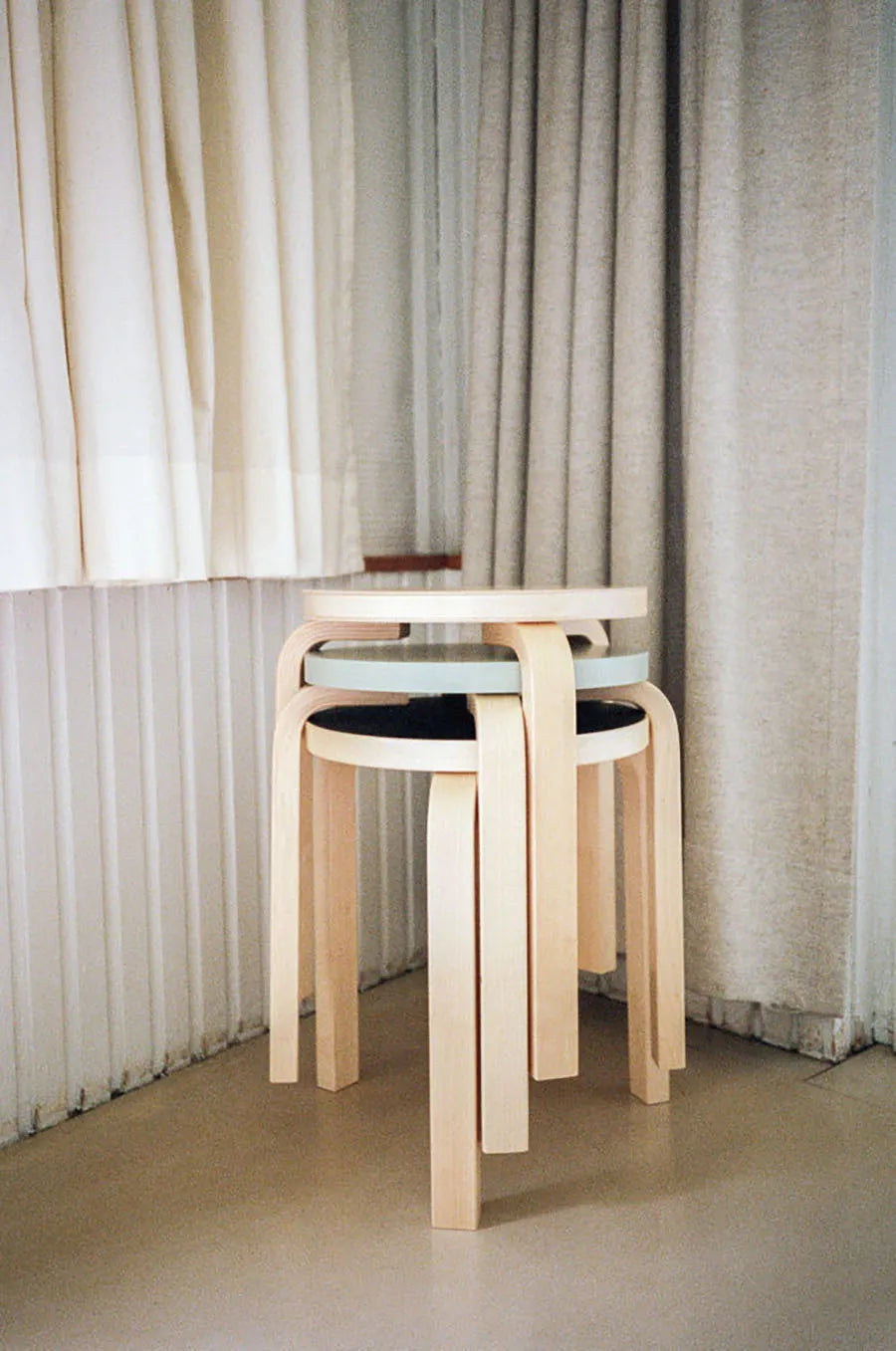Stool 60, lakeret birk fra Artek