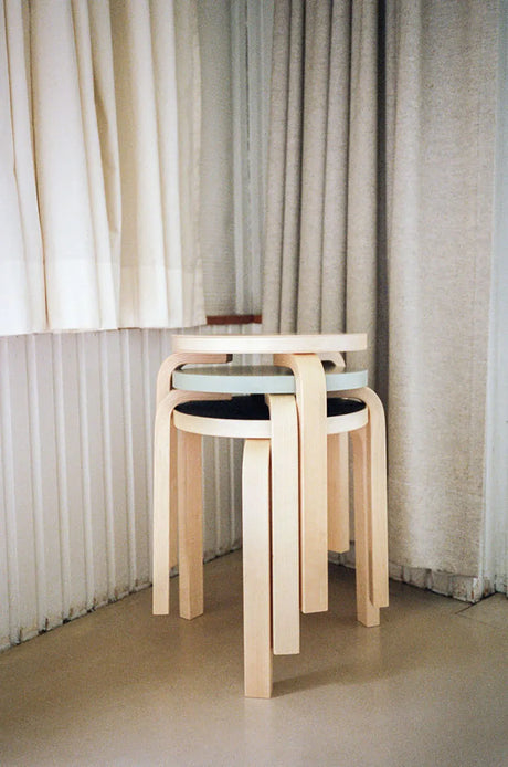 Stool E60, lakeret birk fra Artek - 2 - Jacobsen Plus