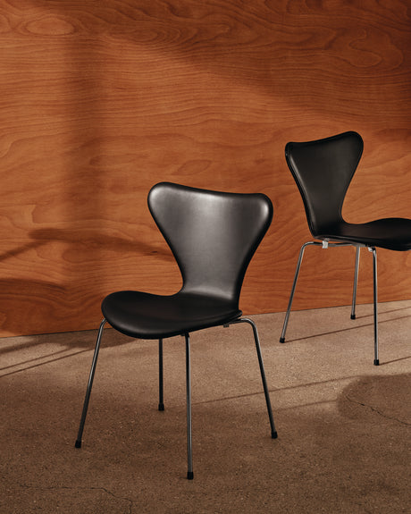 3107 stol, fuldpolstret Essential læder sort/krom stel af Arne Jacobsen - 2 - Jacobsen Plus