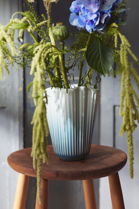 Hammershøi Unfold vase, blå fra Kähler - H: 16,5 cm. - Jacobsen Plus