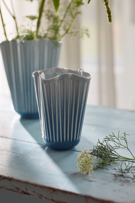 Hammershøi Unfold vase, blå fra Kähler - H: 16,5 cm. - Jacobsen Plus