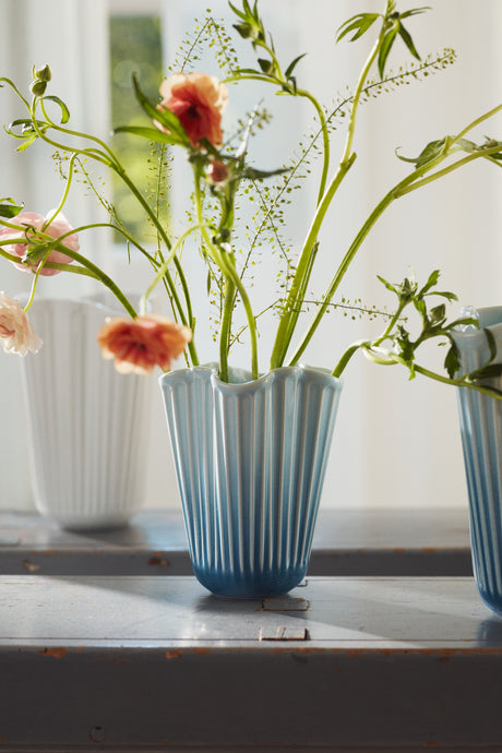 Hammershøi Unfold vase, blå fra Kähler - H: 16,5 cm. - Jacobsen Plus