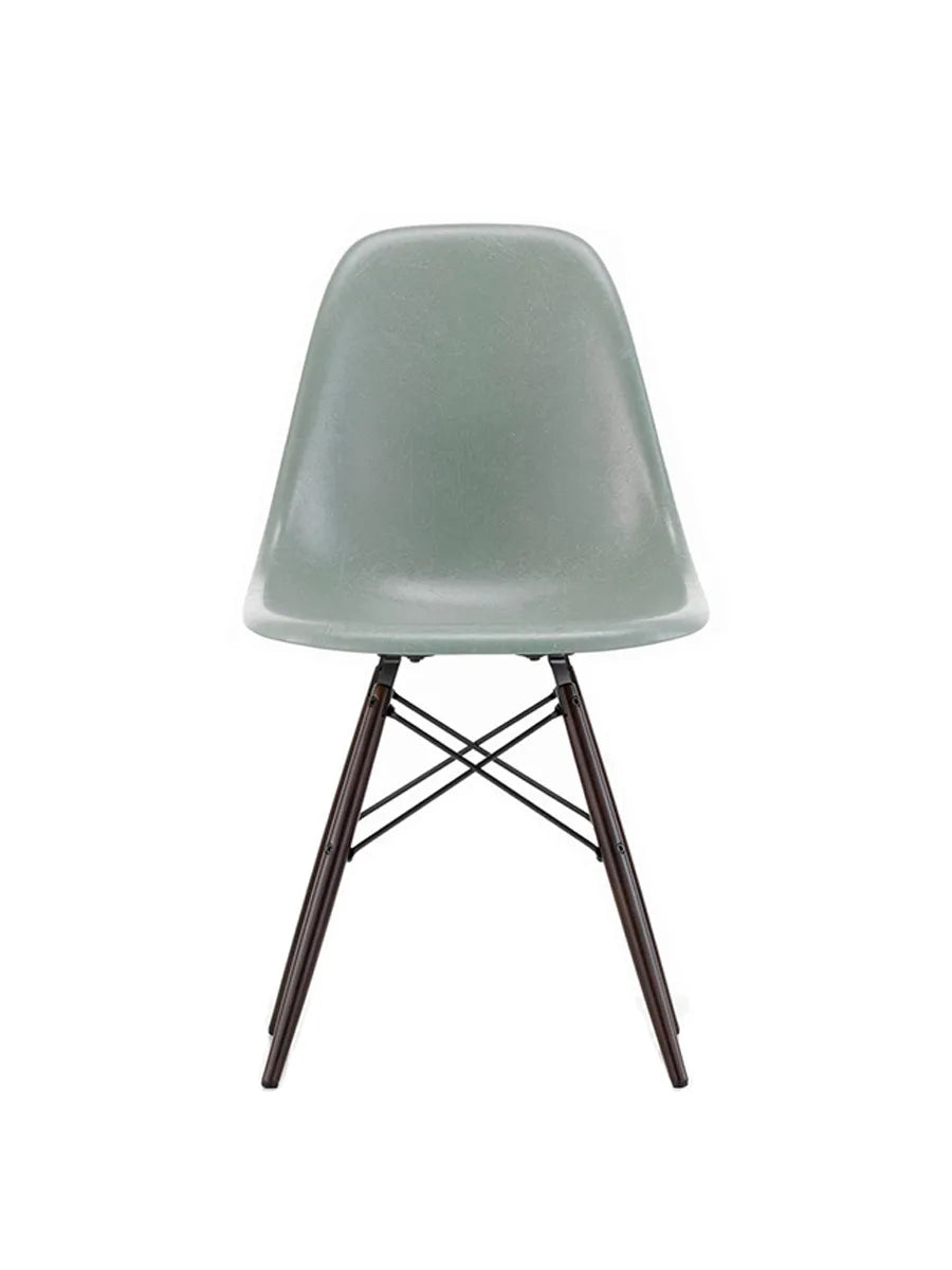 Eames Fiberglass Chair DSW, mørkbejdset ahorn fra Vitra