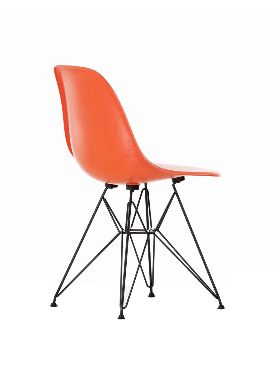 Eames Fiberglass Chair DSR, sortlakeret fra Vitra