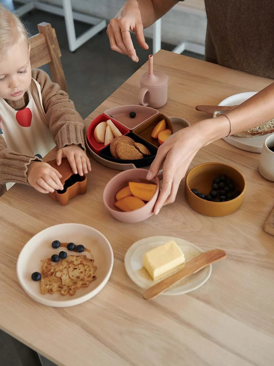 Arne ruminddelt tallerken, Mr bear sandy multi mix fra Liewood
