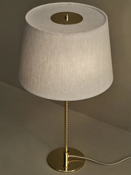 9205 Bordlampe fra GUBI - Bambus - messing - Jacobsen Plus