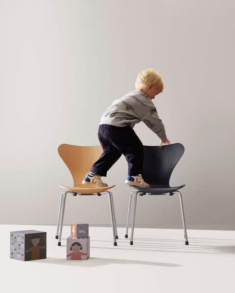 3177 Barnestol, Serie 7 af Arne Jacobsen - 1 - Jacobsen Plus