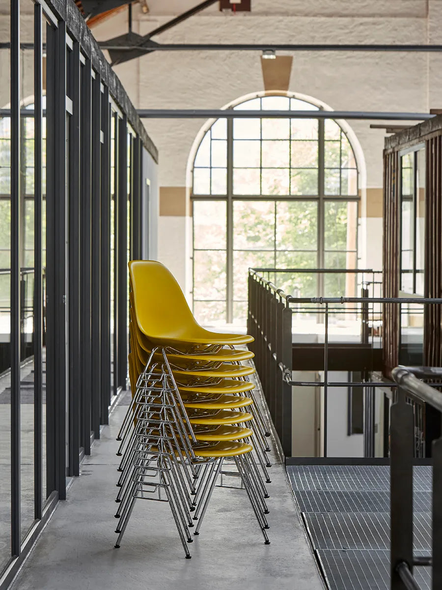 Eames Plastic Side Chair DSS, stabelbar fra Vitra - 7 - Jacobsen Plus