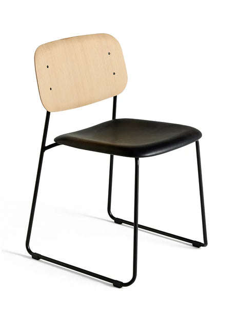 Soft Edge 50 Sled, polstret stol fra Hay - Egefinér - sort stel - sort sense læder - Jacobsen Plus