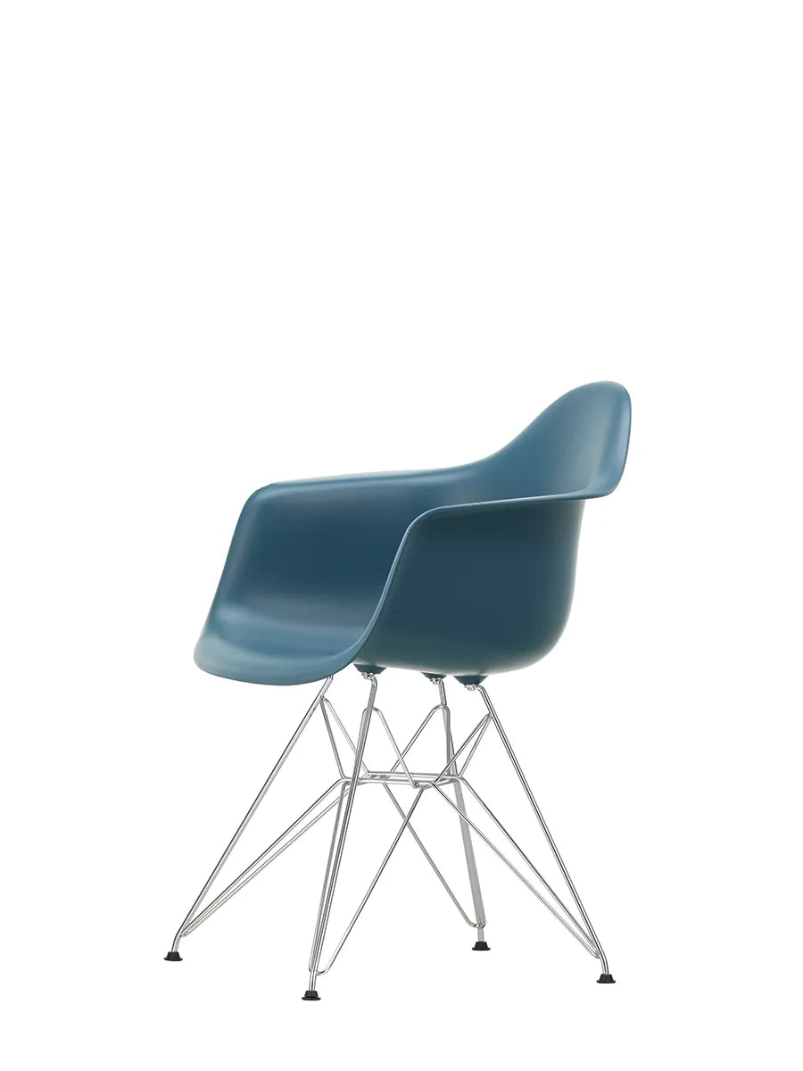 Eames Plastic Armchair DAR, forkromet fra Vitra