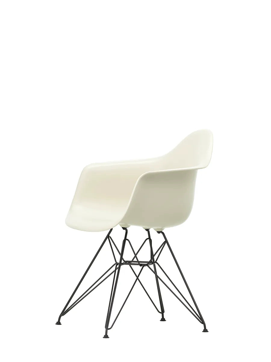 Eames Plastic Armchair DAR, sort pulverlakering fra Vitra