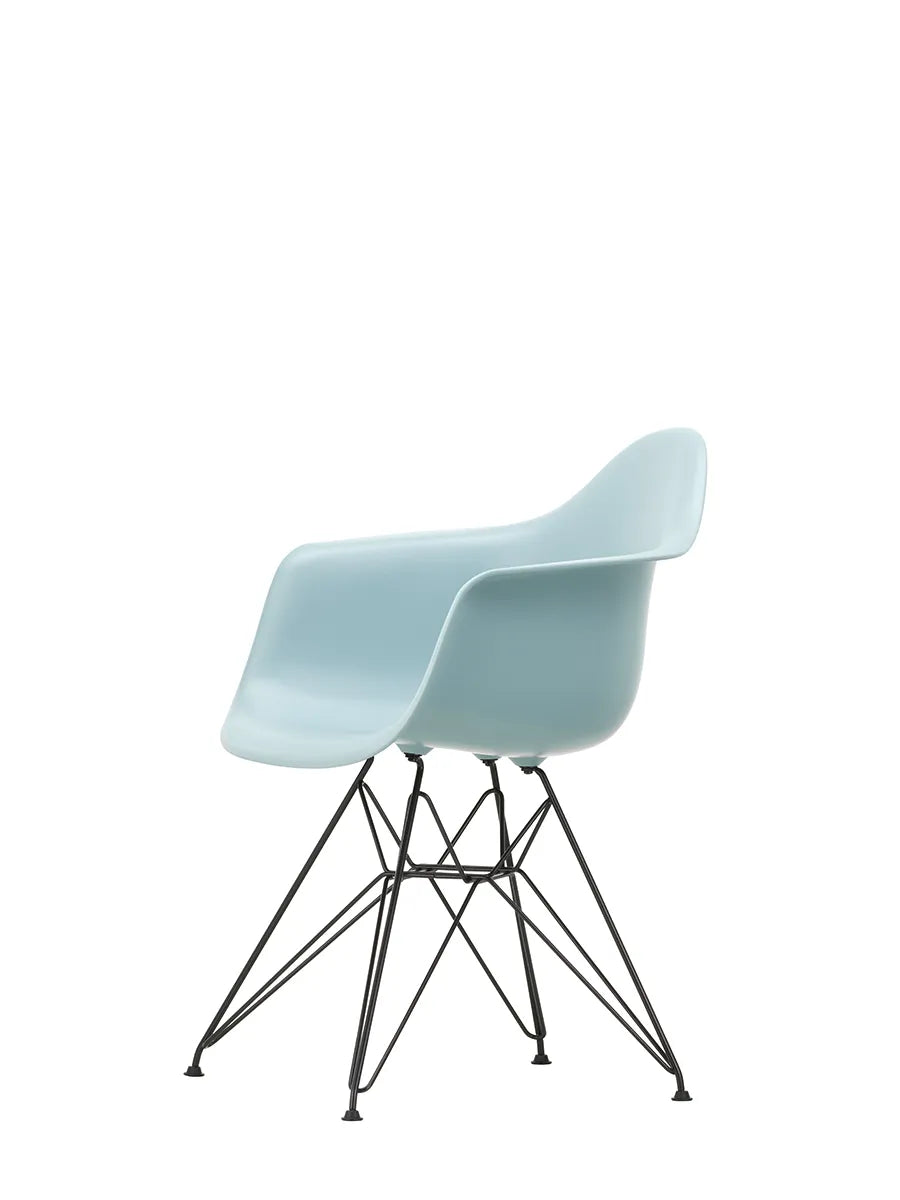 Eames Plastic Armchair DAR, sort pulverlakering fra Vitra