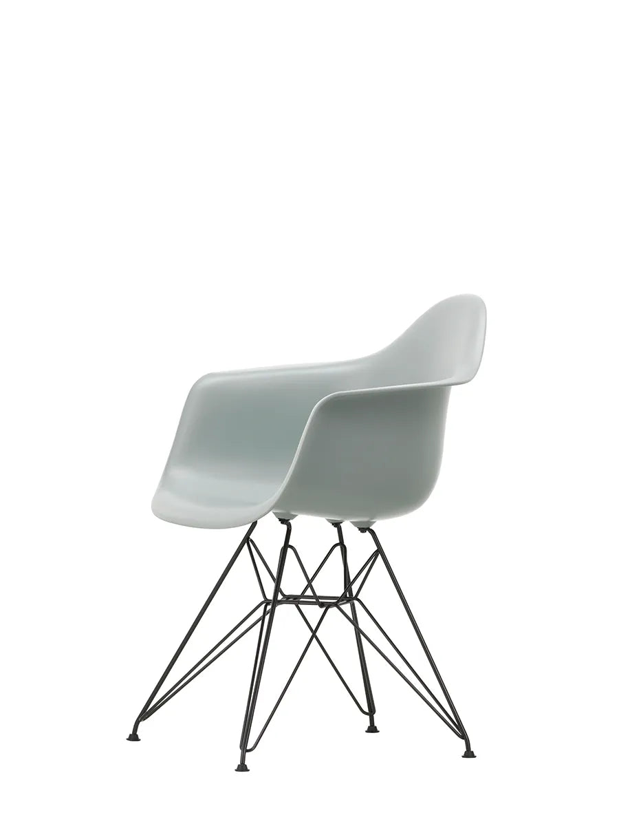 Eames Plastic Armchair DAR, sort pulverlakering fra Vitra