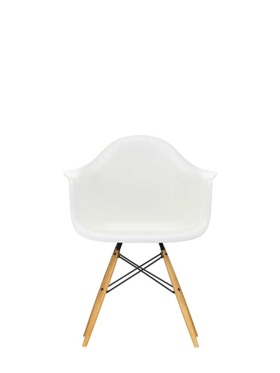 Eames Plastic Armchair DAW, ahorntræ fra Vitra