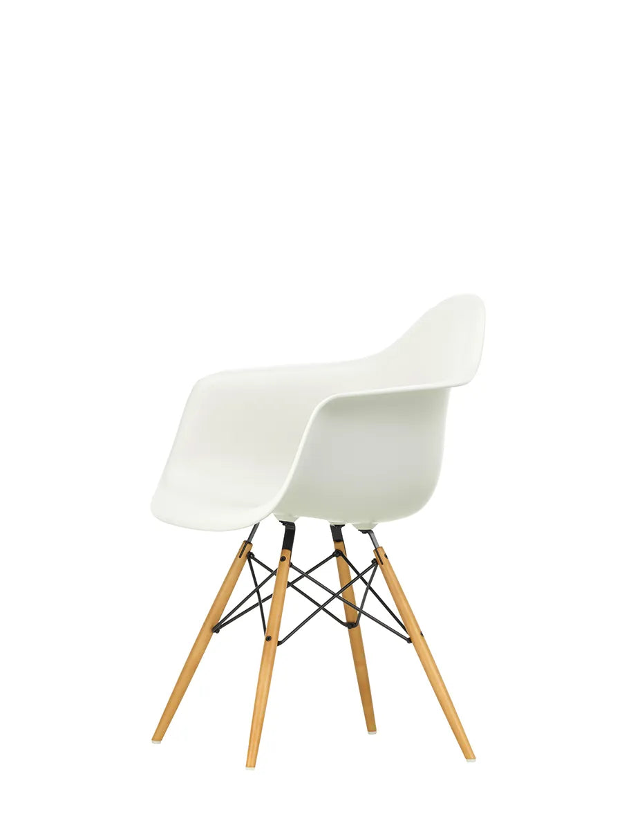 Eames Plastic Armchair DAW, ahorntræ fra Vitra
