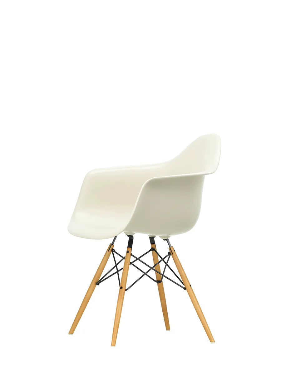 Eames Plastic Armchair DAW, ahorntræ fra Vitra