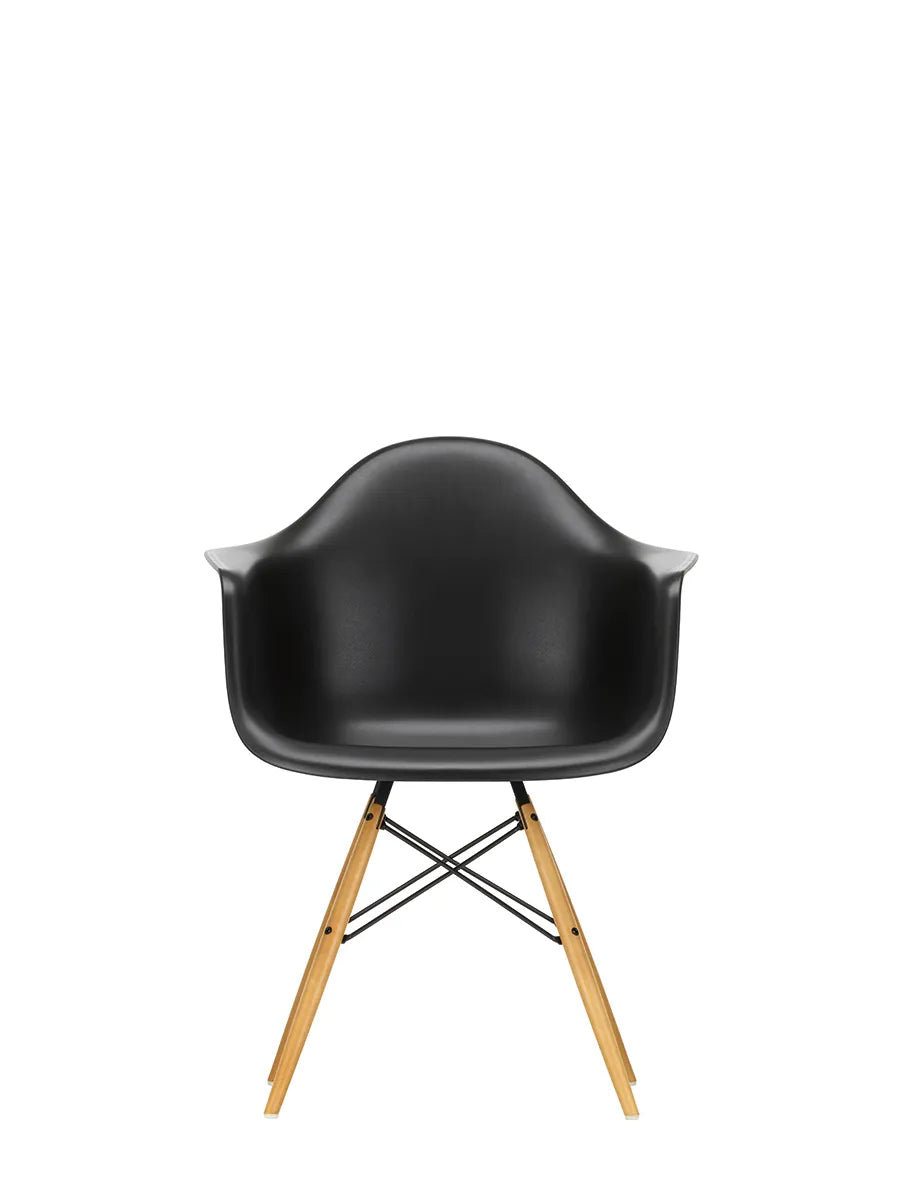 Eames Plastic Armchair DAW, ahorntræ fra Vitra