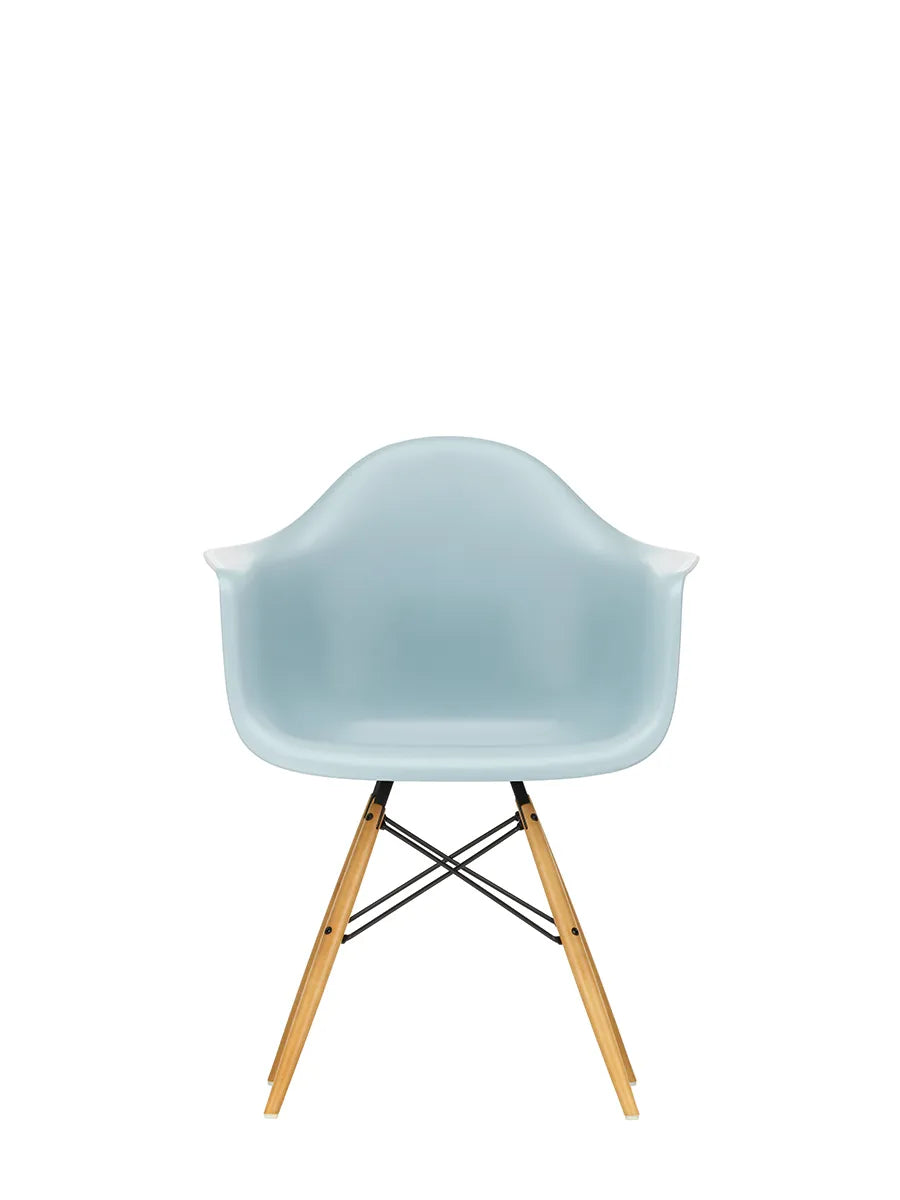 Eames Plastic Armchair DAW, ahorntræ fra Vitra