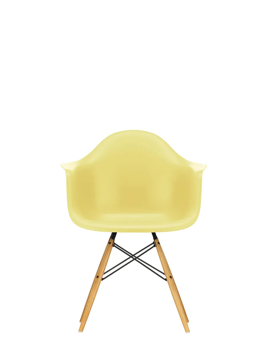 Eames Plastic Armchair DAW, ahorntræ fra Vitra
