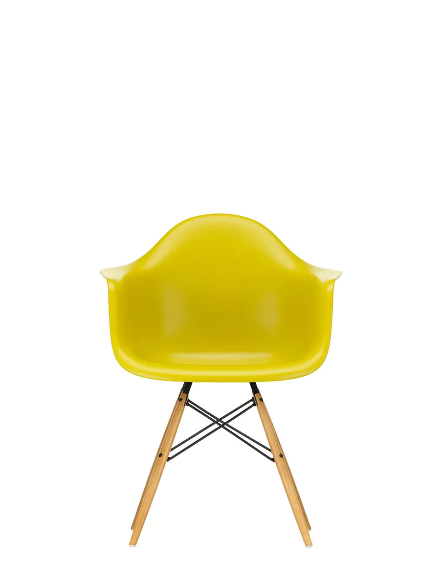 Eames Plastic Armchair DAW, ahorntræ fra Vitra