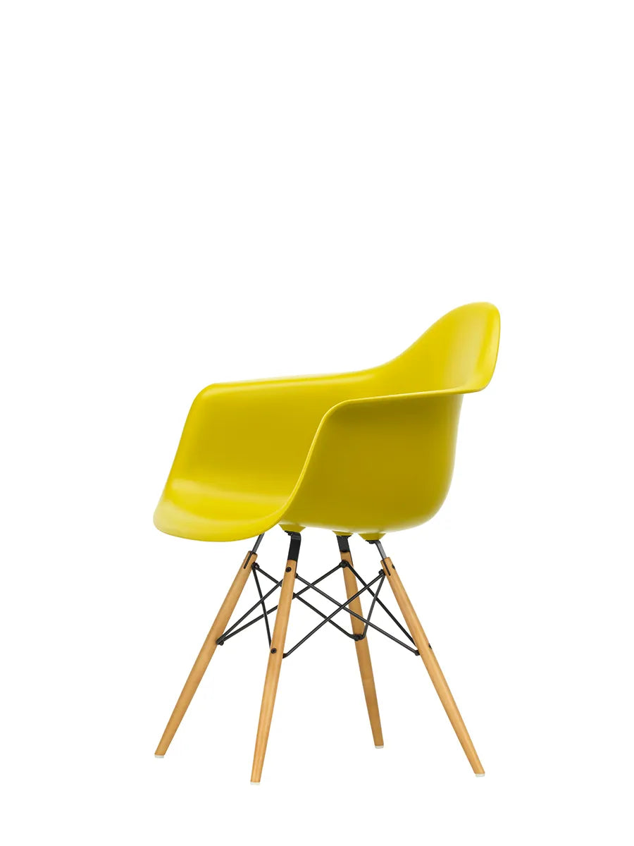 Eames Plastic Armchair DAW, ahorntræ fra Vitra