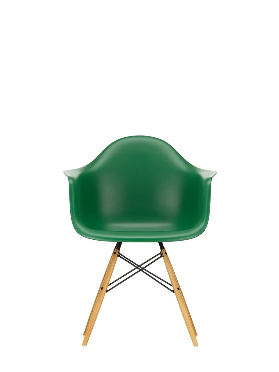 Eames Plastic Armchair DAW, ahorntræ fra Vitra