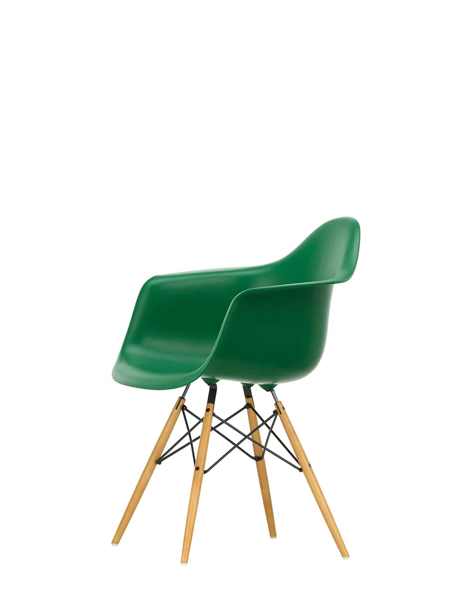 Eames Plastic Armchair DAW, ahorntræ fra Vitra