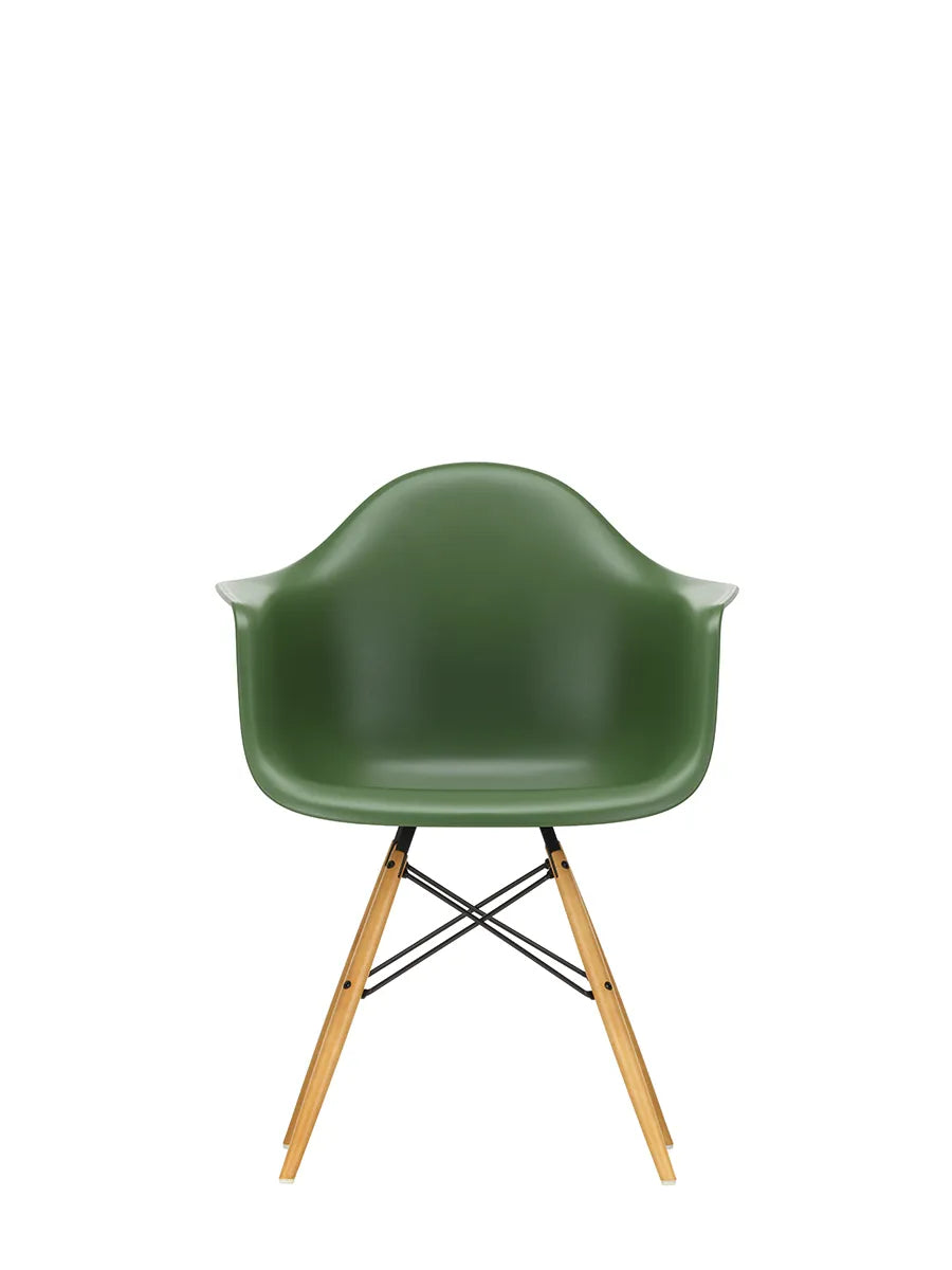 Eames Plastic Armchair DAW, ahorntræ fra Vitra