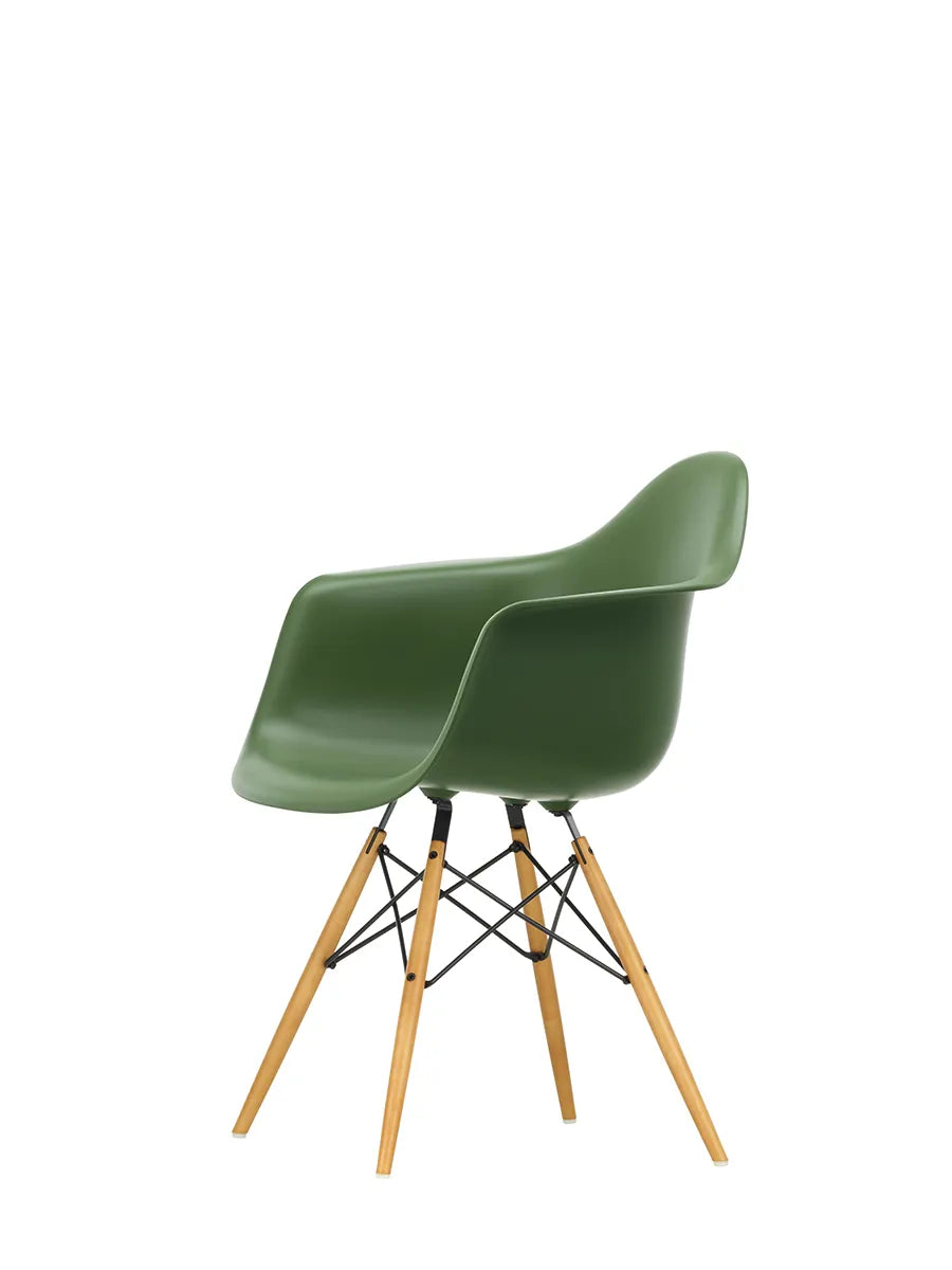 Eames Plastic Armchair DAW, ahorntræ fra Vitra