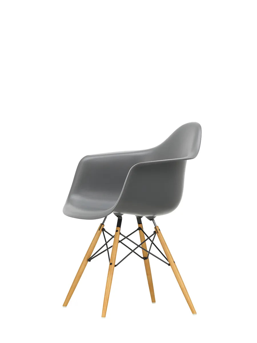 Eames Plastic Armchair DAW, ahorntræ fra Vitra