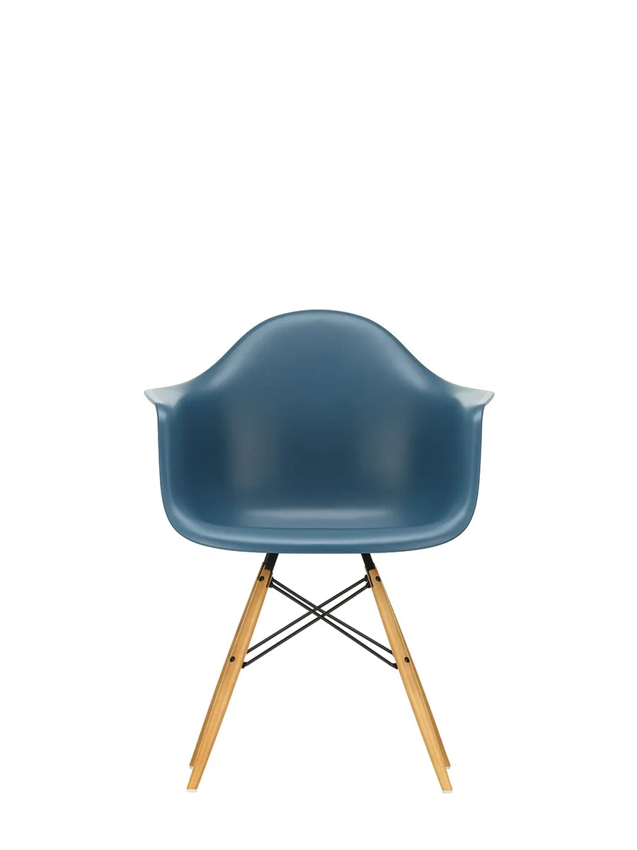 Eames Plastic Armchair DAW, ahorntræ fra Vitra