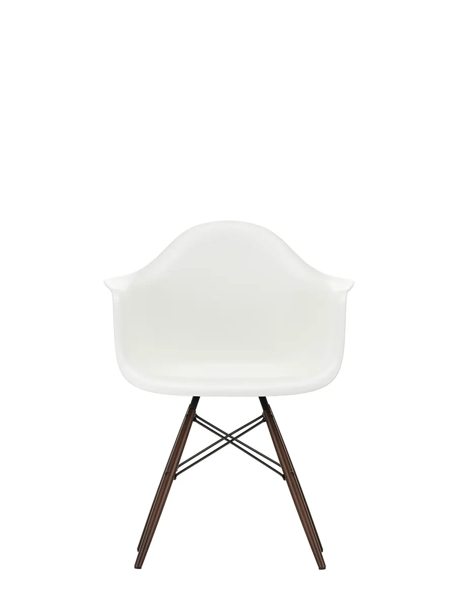 Eames Plastic Armchair DAW, mørkbejdset ahorntræ fra Vitra - White - Jacobsen Plus