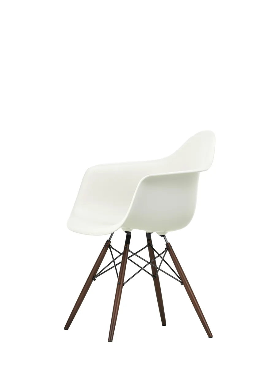 Eames Plastic Armchair DAW, mørkbejdset ahorntræ fra Vitra