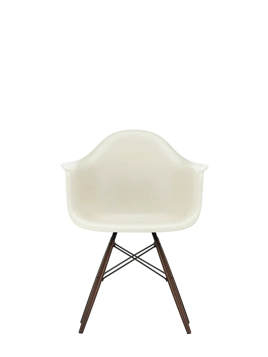 Eames Plastic Armchair DAW, mørkbejdset ahorntræ fra Vitra
