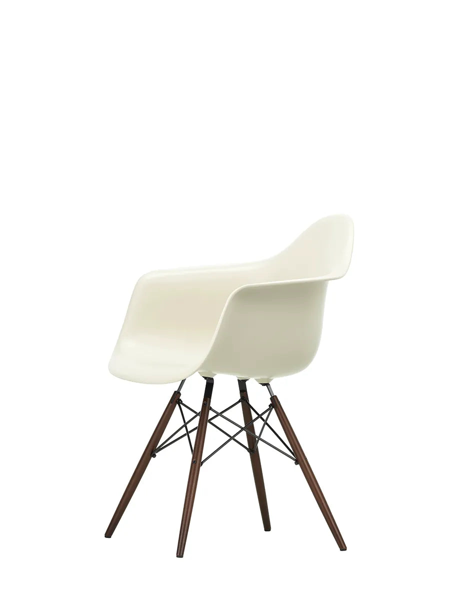 Eames Plastic Armchair DAW, mørkbejdset ahorntræ fra Vitra