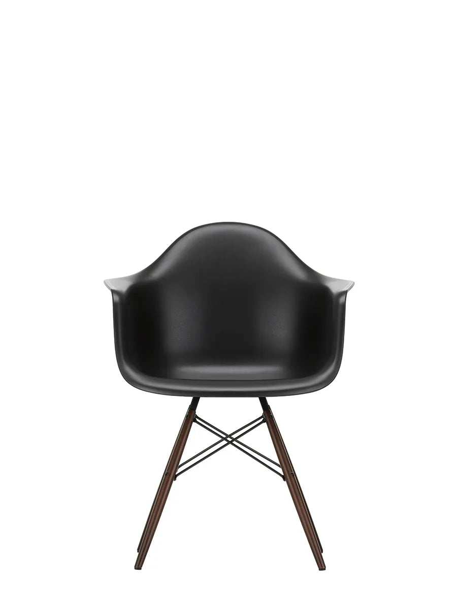 Eames Plastic Armchair DAW, mørkbejdset ahorntræ fra Vitra