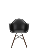 Eames Plastic Armchair DAW, mørkbejdset ahorntræ fra Vitra - Deep black - Jacobsen Plus