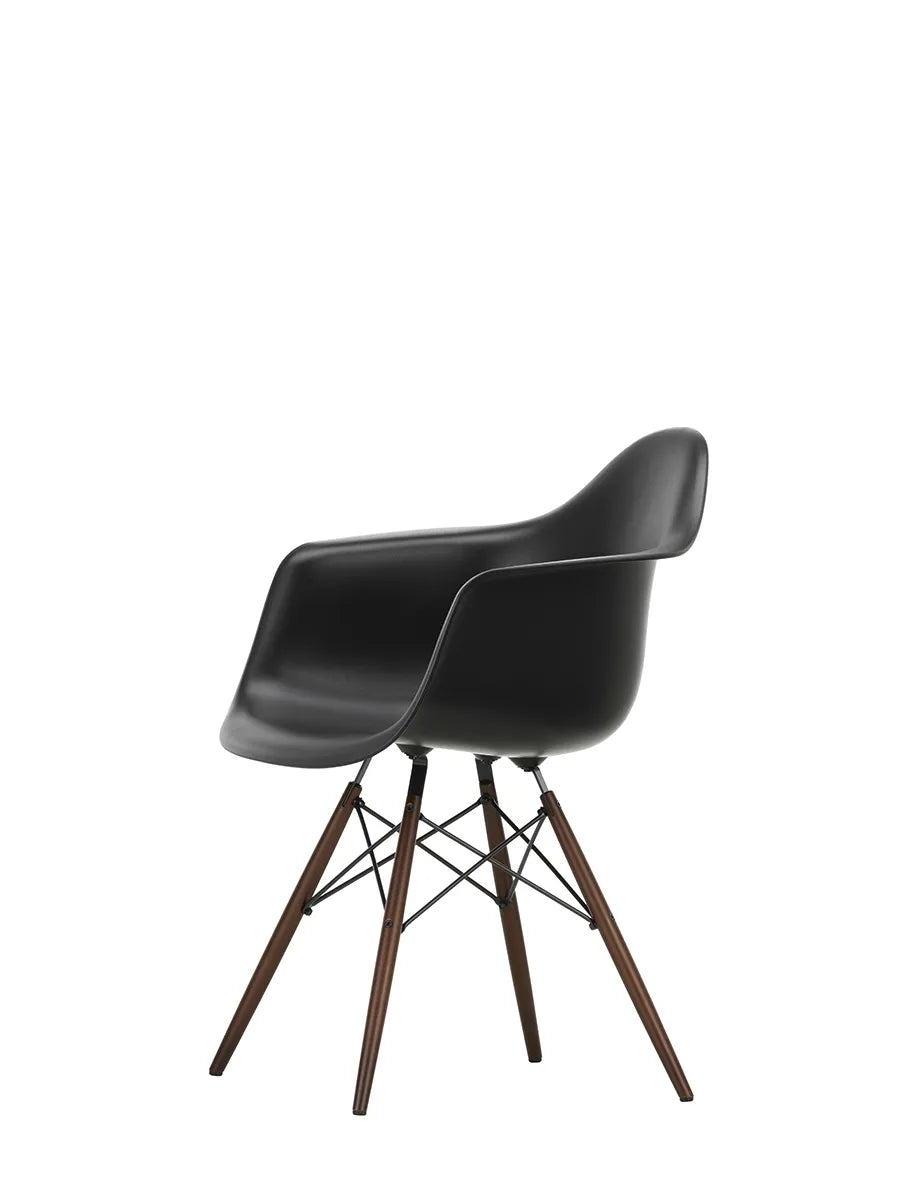 Eames Plastic Armchair DAW, mørkbejdset ahorntræ fra Vitra