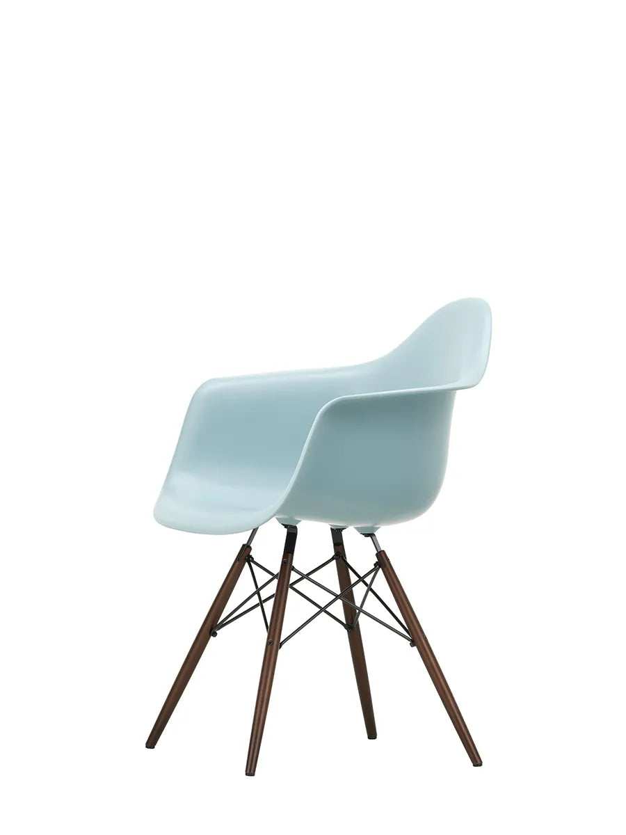 Eames Plastic Armchair DAW, mørkbejdset ahorntræ fra Vitra