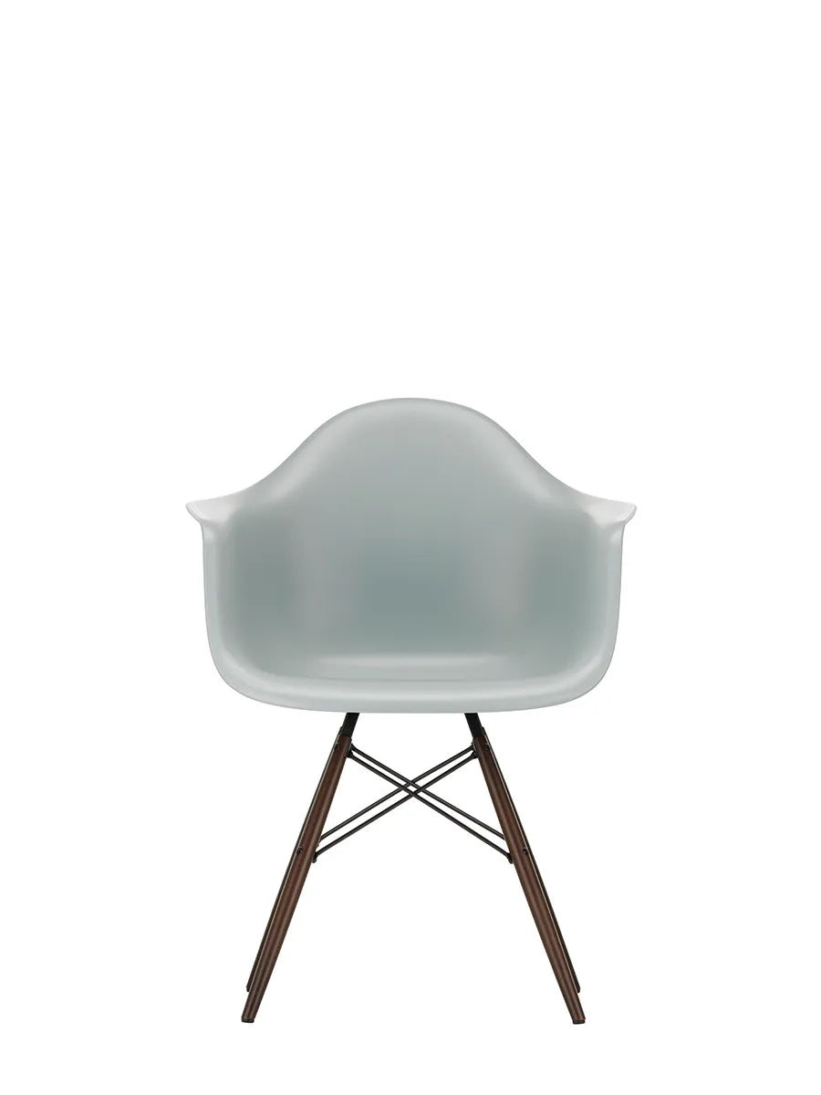 Eames Plastic Armchair DAW, mørkbejdset ahorntræ fra Vitra