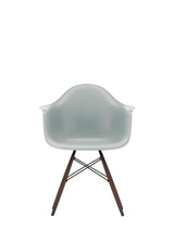 Eames Plastic Armchair DAW, mørkbejdset ahorntræ fra Vitra - Light grey - Jacobsen Plus